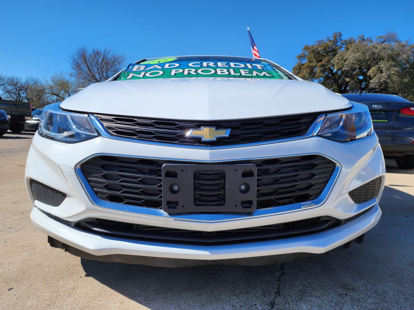 2017 WHITE Chevrolet Cruze LT (1G1BE5SMXH7) with an 1.4L L4 DOHC 16V TURBO engine, 6A transmission, located at 2660 S.Garland Avenue, Garland, TX, 75041, (469) 298-3118, 32.885387, -96.656776 - Welcome to DallasAutos4Less, one of the Premier BUY HERE PAY HERE Dealers in the North Dallas Area. We specialize in financing to people with NO CREDIT or BAD CREDIT. We need proof of income, proof of residence, and a ID. Come buy your new car from us today!! This is a very well cared for 2017 CH - Photo#9